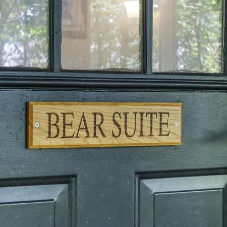 Bear Suite - King Bed Cabin Apartment